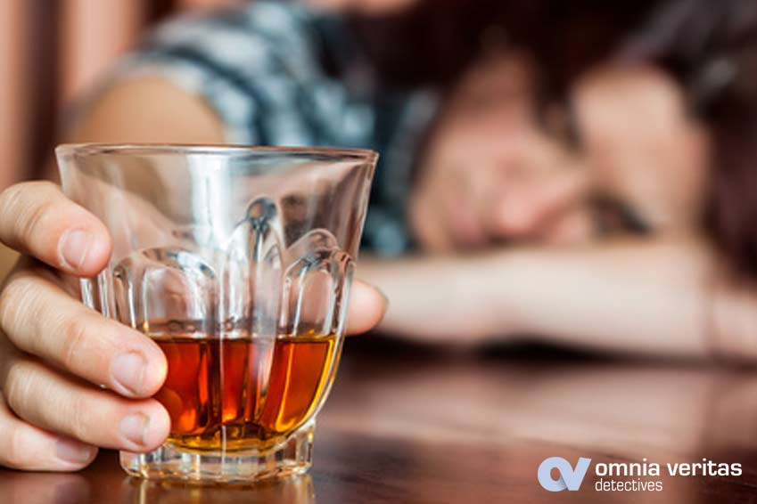 Detectives investigan adicción al alcohol, alcoholsmo